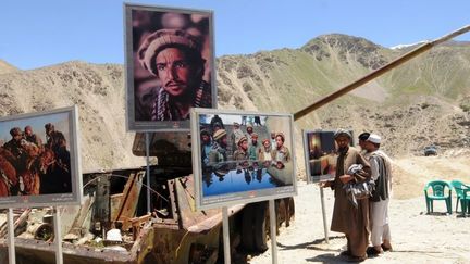 Exposition des photos de Reza Deghati dans la vallée du Panjshir en Afghanistan, en 2009.
 (MASSOUD HOSSAINI / AFP)