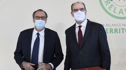 Renaud Muselier, président du conseil régional de Paca, et Jean Castex, Premier ministre, lors de la cérémonie de signature du contrat de plan Etat-Région, le 5 janvier 2021, à Toulon (Var). (NICOLAS TUCAT / AFP)