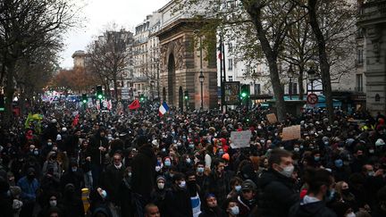 Des manifestants à Paris le 12 décembre 2020 contre la proposition de loi sur la "sécurité globale". (CHRISTOPHE ARCHAMBAULT / AFP)