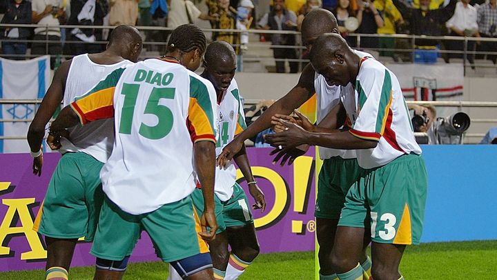 Le Sénégal célèbre le but de Pape Bouba Diop contre la France lors de la Coupe du monde 2002, le 31 mai à Séoul (PATRICK HERTZOG / AFP)