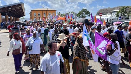 Des manifestants à Mamoudzou (Mayotte), lundi 9 octobre 2023. (ROBIN PRUDENT / FRANCEINFO)