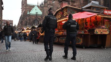 Des gendarmes au marché de Noël de Strasbourg, le 14 décembre 2018.&nbsp; (PATRICK HERTZOG / AFP)