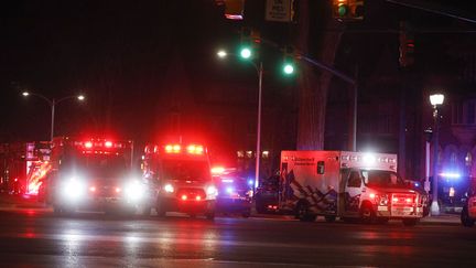 Des véhicules de secours à Lansing, capitale de l'Etat du Michigan, à l'ouest de Detroit, après une fusillade sur un campus, le 13 février 2023. (BILL PUGLIANO / GETTY IMAGES NORTH AMERICA / AFP)