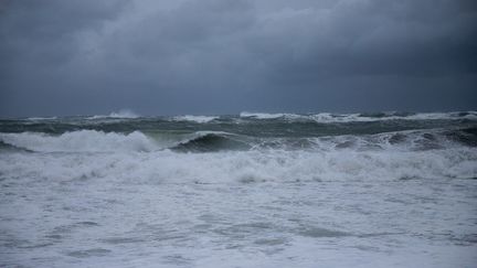 Des vents violents sur la côte bretonne, le 2 novembre 2023. (VINCENT FEURAY / HANS LUCAS)