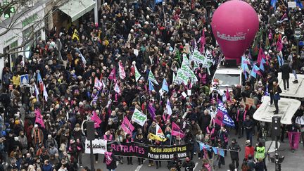 Des membres de l'union syndicale Solidaires manifestent contre le projet de réforme des retraites, le 31 janvier 2023 à Paris. (JULIEN DE ROSA / AFP)