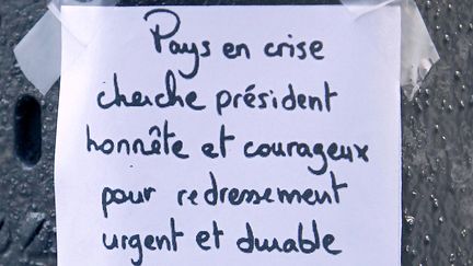 Petite annonce promouvant la candidature de Bayrou, &agrave; Paris, le 8 avril 2012. (KENZO TRIBOUILLARD / AFP)