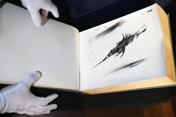 Dessin dans l'un des&nbsp;exemplaires du storyboard de "Dune" d'Alejandro Jodorowsky. Le document était exposé au public trois jours avant&nbsp;la&nbsp;vente aux enchères organisée par Christie's à Paris. (ALAIN JOCARD / AFP)