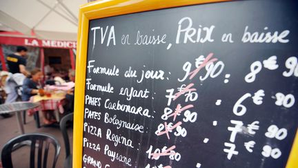 Les professionnels de la restauration n'ont pas totalement tenu les engagements pris en &eacute;change de la baisse de la TVA, en 2009. (MYCHELE DANIAU / AFP)