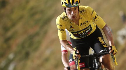 Le Slovène Primoz Roglic (Jumbo-Visma) avec son maillot jaune bien installé sur les épaules (BENOIT TESSIER / POOL)