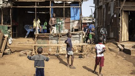 Dans ces quartiers miséreux, les plus démunis assurent ne plus avoir de quoi nourrir leurs familles. "Il faut qu'on nous aide", implore une mère de trois enfants dont le mari a perdu son emploi pendant la pandémie de Covid-19. "Avec un seul repas, tard le soir, c'est à peine si on survit. (…) On n'a pas de nourriture, pas d'eau, pas d'électricité", explique-t-elle à l’AFP. (JOHN WESSELS / AFP)