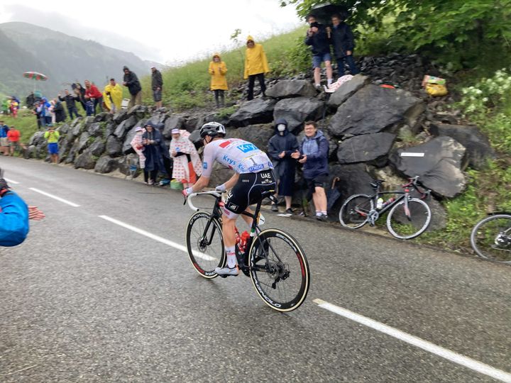 Tadej Pogacar dans les derniers mètres du col de Romme, le 3 juillet 2021. (AH)