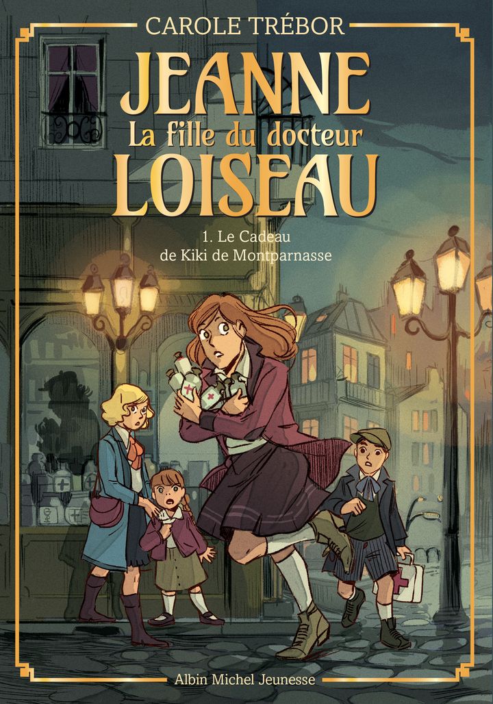 Couverture de "Jeanne, la fille du docteur&nbsp;Loiseau&nbsp;– Le cadeau de Kiki de&nbsp;Montparnasse", de Carole&nbsp;Trébor, 2020 (ALBIN MICHEL JEUNESSE)