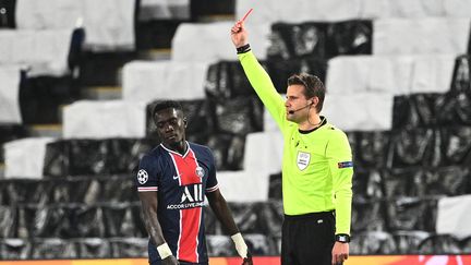 Le milieu de terrain parisien&nbsp;Idrissa Gueye écope d'un carton rouge lors de la&nbsp;demi-finale aller de la Ligue des champions face à Manchester City mercredi&nbsp;28 avril 2021 au Parc des Princes. (ANNE-CHRISTINE POUJOULAT / AFP)