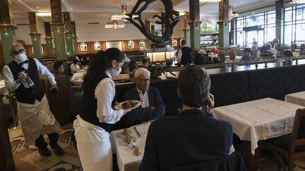 Des personnes déjeunent au restaurant La Coupole à Paris, le 15 juin 2020. (ALAIN JOCARD / AFP)