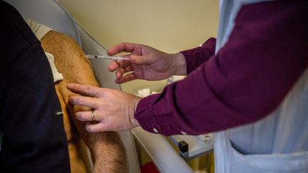 Une personne se fait vacciner contre le Covid-19 à Toulouse (Haute-Garonne), le 30 novembre 2022. (FREDERIC SCHEIBER / HANS LUCAS / AFP)