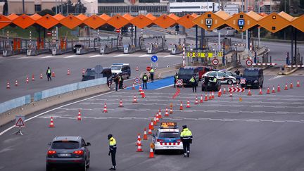 Les forces de l'ordre catalanes effectuent un contrôle à la frontière entre l'Espagne et la France, le 17 mars 2020, à La Jonquera. (PAU BARRENA / AFP)