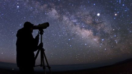 Un astronome amateur observe les étoiles, en Iran, le 30 mai 2017.&nbsp; (A.H. ABOLFATH / B.A.TAFRESHI / AFP)