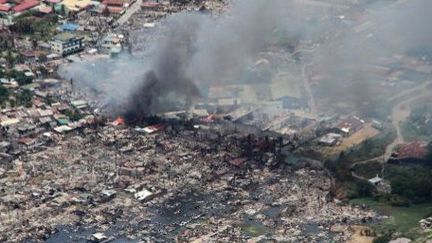 Comme le montre cette vue aérienne, la ville est partiellement détruite après trois semaines de combats. (AFP PHOTO / Philippine Air Force)