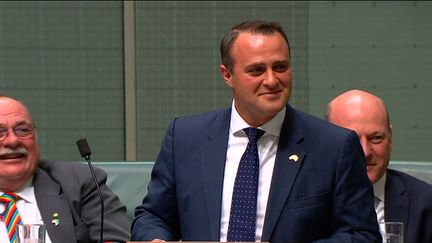 Le parlementaire australien Tim Wilson lors de sa demande en mariage, le 4 décembre 2017 à Canberra.&nbsp; (AUSTRALIAN PARLIAMENT VIA SEVEN / AFP)