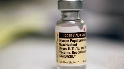 Une bouteille de vaccin contre&nbsp;les papillomavirus humains, à l'Université Miller School of Medicine&nbsp;de Miami (Floride), le 21 septembre 2011. (JOE RAEDLE / GETTY IMAGES / AFP)