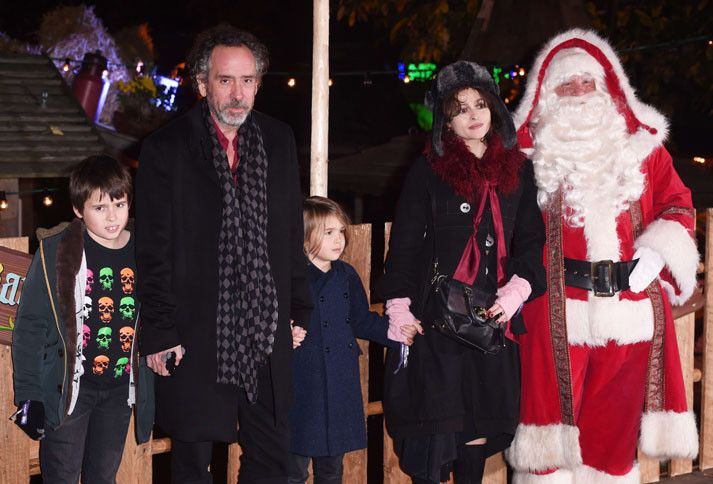 Tim Burton, Helena Bonham Carter, leurs enfants Billy  Raymond et Neil... avec le Père Noël
 (David Fisher /REX/REX/SIPA)