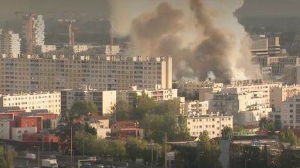 Rhône : une ancienne usine reconvertie en bureaux part en fumée