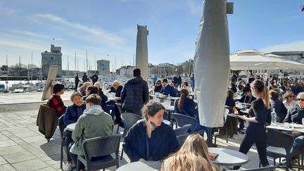 Une terrasse de bar bondée sur le Vieux-Port, à La Rochelle (2022). (MARIE-LAURENCE DALLE / RADIO FRANCE)