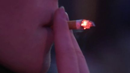 En France, la consommation de cigarettes repart à la hausse chez les femmes et les moins diplômés, selon le dernier baromètre de Santé publique France. (FRANCE 2)