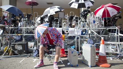 Un admirateur de la famille royale britannique attend la naissance de l'enfant de Kate et William, le 21 juillet 2013 &agrave; Londres. (JUSTIN TALLIS / AFP)