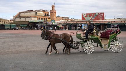 Habituellement bondée, la grande place Jemaa el-Fna de Marrakech, au Maroc, n'accueille plus les touristes depuis plus de quatre mois (photo du 17 mars 2020). (FADEL SENNA / AFP)