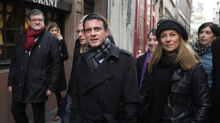 Manuel Valls et son épouse, la violoniste Anne Gravoin, visitent le marché de Noël de Strasbourg (Bas-Rhin), le 22 décembre 2016. (PATRICK HERTZOG / AFP)