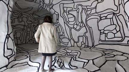 Une femme regarde "Le jardin d'Hiver, 1968-1970", de Jean Dubuffet, au Mus&eacute;e national d'art moderne du Centre Pompidou, &agrave; Paris, le 4 avril 2011. (FRANCOIS GUILLOT / AFP)