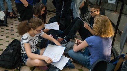 Des élèves au lancement des épreuves du baccalauréat au lycée Henry IV, le 15 juin 2017.&nbsp; (NICOLAS KOVARIK / MAXPPP)