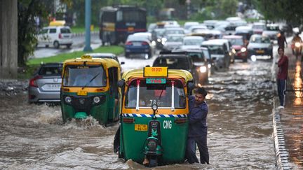 En Inde, la circulation est coupée sur plusieurs axes du pays, totalement inondé, comme à New Delhi, le 9 juillet 2023. (SANCHIT KHANNA / HINDUSTAN TIMES / SIPA)