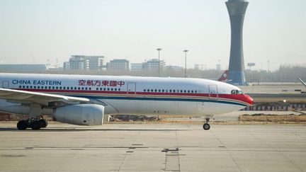 Un avion de la compagnie China Eastern Airlines &agrave; l'a&eacute;roport de Shanghai (Chine), le 14 d&eacute;cembre 2013. (IMAGINECHINA / AFP)