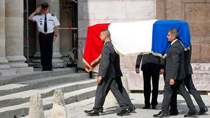 &nbsp; (L'arrivée du cercueil de Charles Pasqua aux Invalides © REUTERS | Charles Platiau)