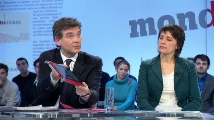 Montebourg brandissant sa tablette (Mots Croisés ( France 2))