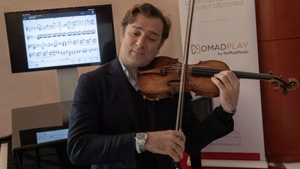 Le violoniste Renaud Capuçon pratiquant avec l'application NomadPlay, qui permet à un instrumentaliste d'être accompagné virtuellement par un orchestre, le 16 avril 2019 à Aix-en-Provence. (CHRISTOPHE SIMON / AFP)