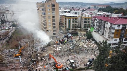 Un immeuble effondré à Osmaniye (Turquie) après le séisme, le 6 février 2023. (MUZAFFER CAGLIYANER / ANADOLU AGENCY / AFP)