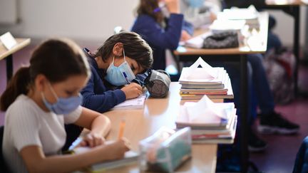 Des écoliers avec leurs masques. Photo d'illustration. (MARTIN BUREAU / AFP)