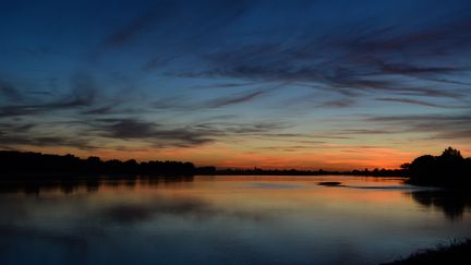 Coucher de soleil sur la Loire à&nbsp;La Ménitré (Maine-et-Loire), le 15 juillet 2017. (MAXPPP)