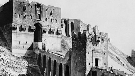 La citadelle d'Alep, photographiée ici en 1930, remonte au 13e siècle. Son entrée monumentale, que l'on voit ici, a été construite par les Mamelouks au 16e. (AFP)