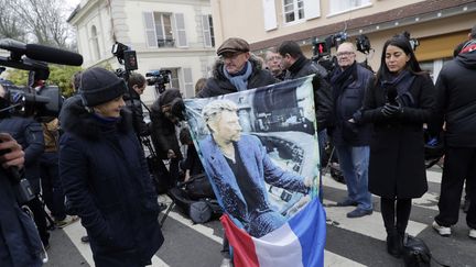 Un fan de Johnny Hallyday, à Marnes-la-Coquette (Hauts-de-Seine), le 6 décembre 2017. (THOMAS SAMSON / AFP)