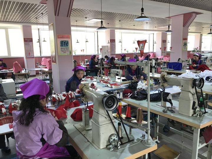 Dans une usine de fabrication de chaussures à Pyongyang en Corée du Nord, en avril 2018. (ÉLISE DELÈVE / FRANCEINFO)