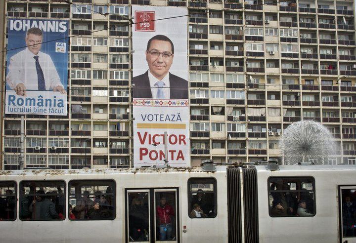 ​Affiches électorales sur un bâtiment de Bucarest, le 29 octobre 2014. les candidats en lice pour le second tour le 16 novembre 2014: le candidat de l'opposition Klaus Johannis et le Premier ministre Victor Ponta. (AFP PHOTO DANIEL MIHAILESCU)