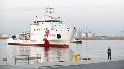 Le "Dattilo", transportant&nbsp;des migrants de l'"Aquarius", arrive dans le port de Valence (Espagne) le 17 juin 2018. (PAU BARRENA / AFP)