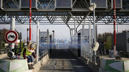 Le péage de l'A13 à Dozulé (Calvados) durant le mouvement des "gilets jaunes", le 17 novembre 2018. (CHARLY TRIBALLEAU / AFP)