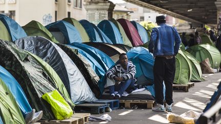 Des migrants du campement de la Chapelle, le 1er juin 2015 &agrave; Paris. (GEOFFROY VAN DER HASSELT / ANADOLU AGENCY / AFP)