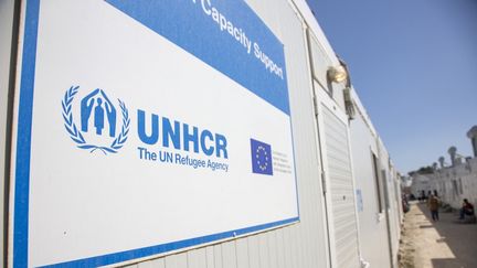 Un panneau de l'Agence des Nations unies pour les réfugiés,&nbsp;dans le camp de Samos (Grèce), le 23 septembre 2021. (NICOLAS ECONOMOU / NURPHOTO / AFP)