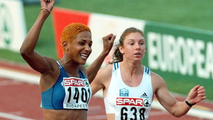 Christine Arron (à gauche) après sa victoire en finale du 100 mètres lors des championnats d'Europe d'athlétisme à Budapest en 1998. (ATTILA KISBENEDEK / AFP)